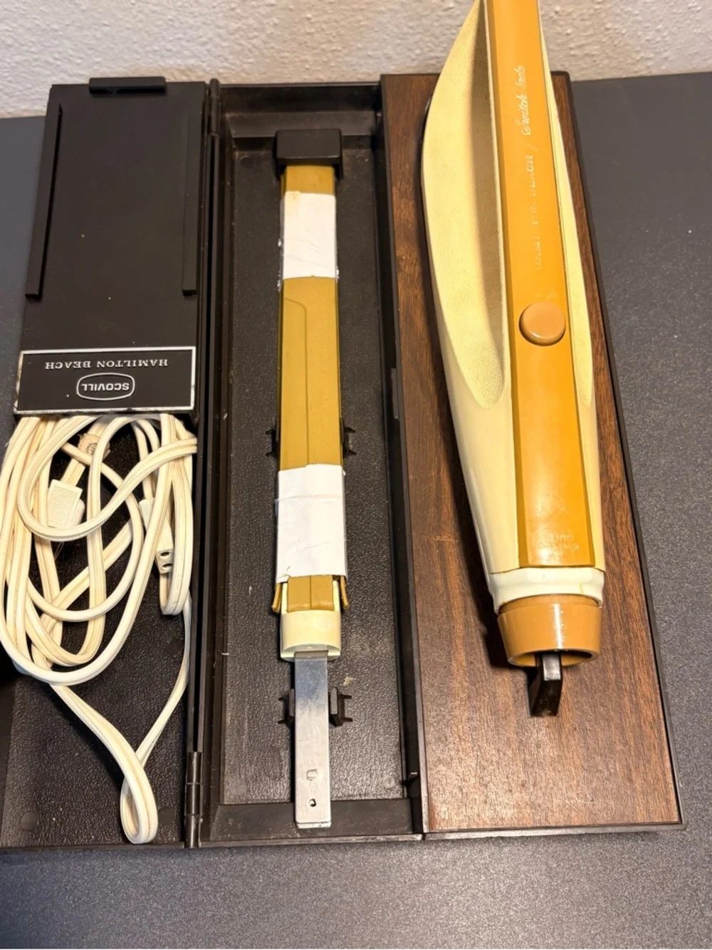 1970’s Hamilton Beach Harvest Gold Handheld electric knife with origStorage Case